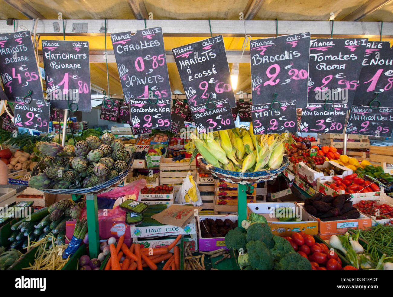 Pressione di stallo di ortaggi al mercato tradizionale a Bastille a Parigi Francia Foto Stock