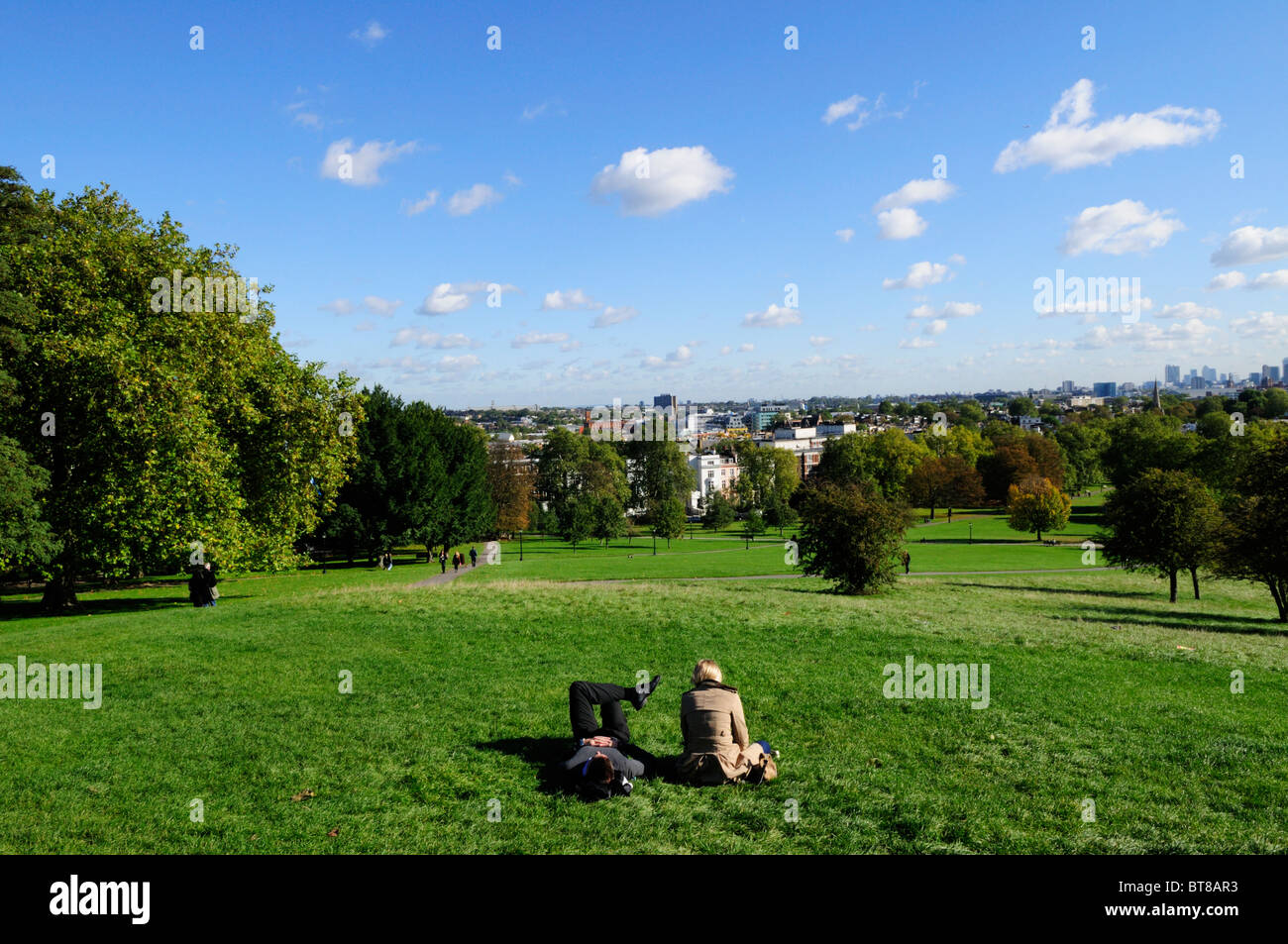 Un paio di relax presso Primrose Hill, London, England, Regno Unito Foto Stock