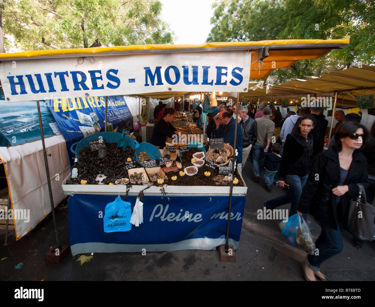 Bancarella vendendo i frutti di mare e cozze al mercato tradizionale a Bastille a Parigi Francia Foto Stock