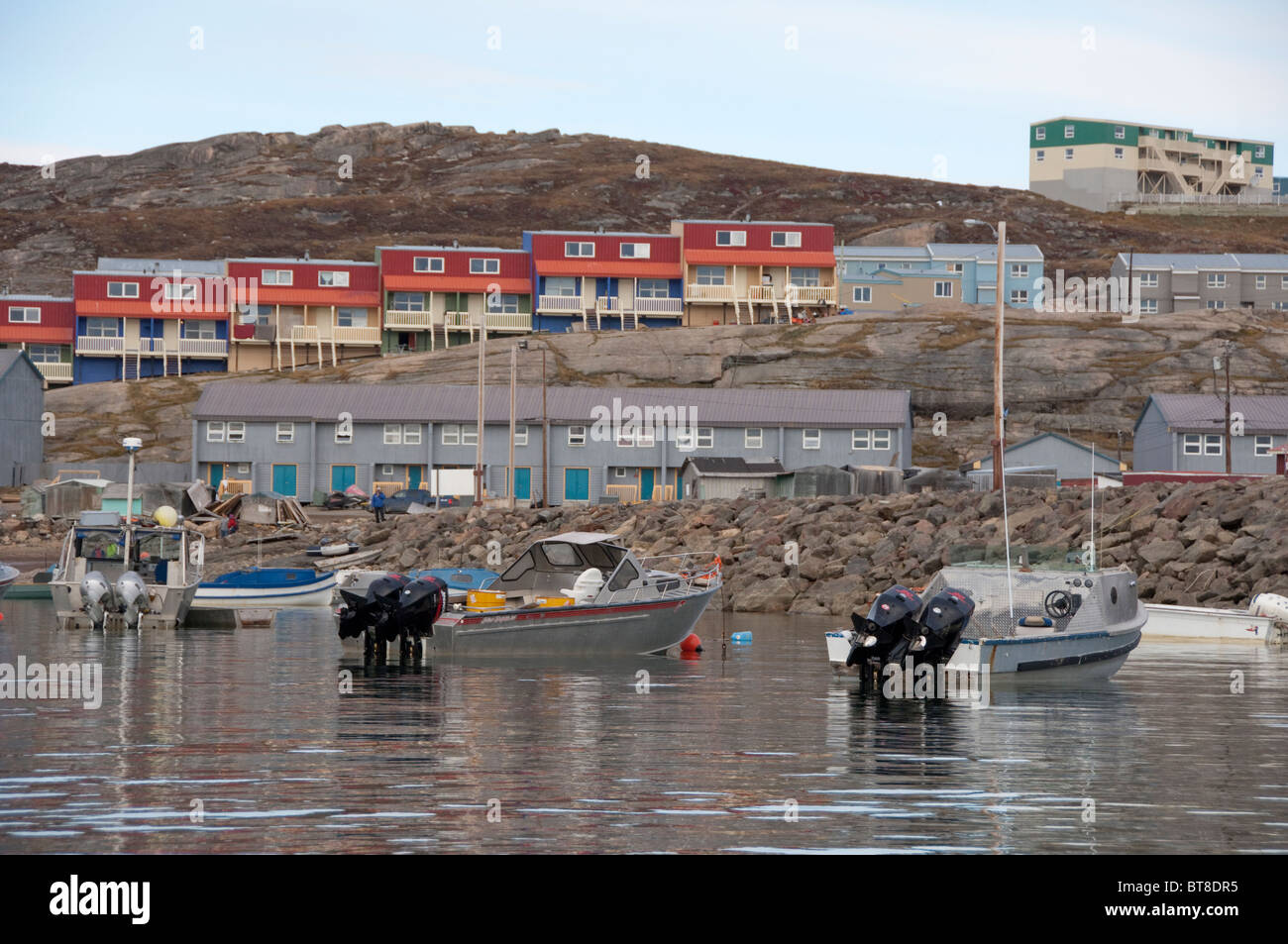 Canada Artico, Nunavut, Isola Baffin, Iqaluit (aka Frobisher Bay). Vista costiera della città portuale di Iqaluit. Foto Stock