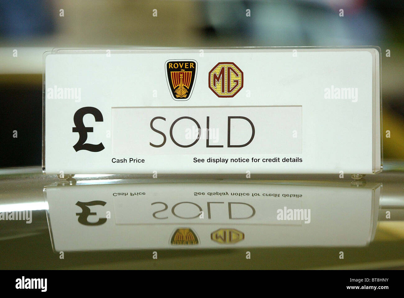 MG Rover venduti segno sulla parte superiore di un'auto. Foto di James Boardman. Foto Stock