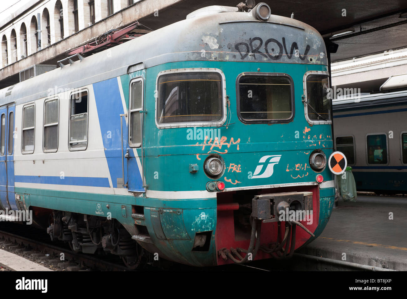 Italiano servizio locale treno alla piattaforma, Centrale Stazione Roma, Roma, Italia. Foto Stock