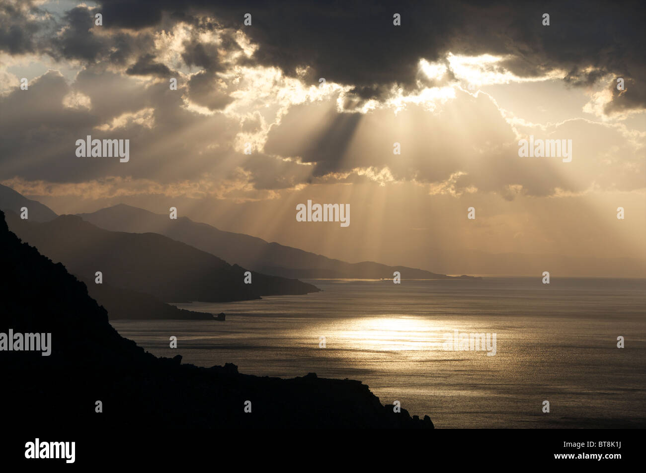 Drammatica seascape oltre Lybian Mare da Rodakino nel sud di Creta Foto Stock