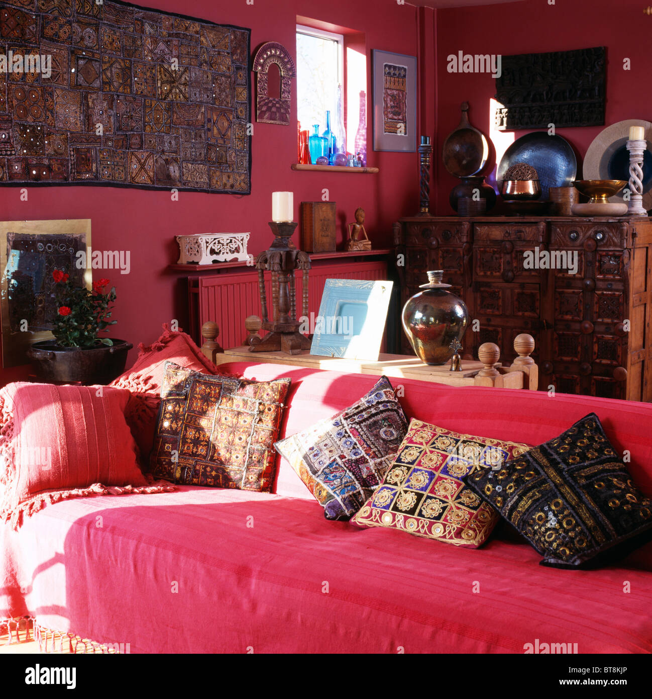 Ricamati cuscini Indiano sul divano con red buttare in rosso etnico-cottage  in stile salotto Foto stock - Alamy
