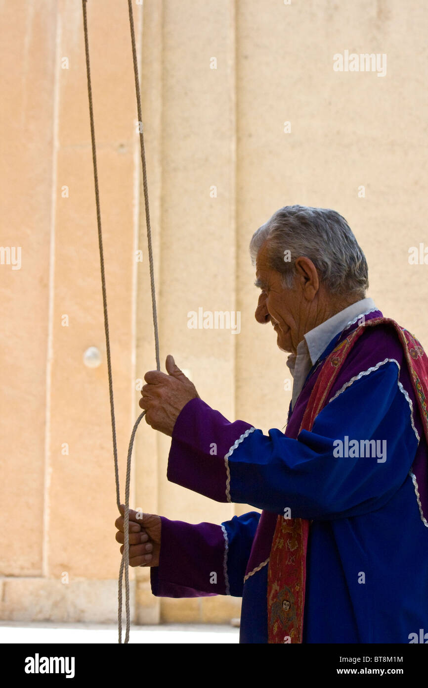 Suonare le campane durante il servizio cristiano a San Grigor Chiesa Armena in Iran Esfahan Foto Stock