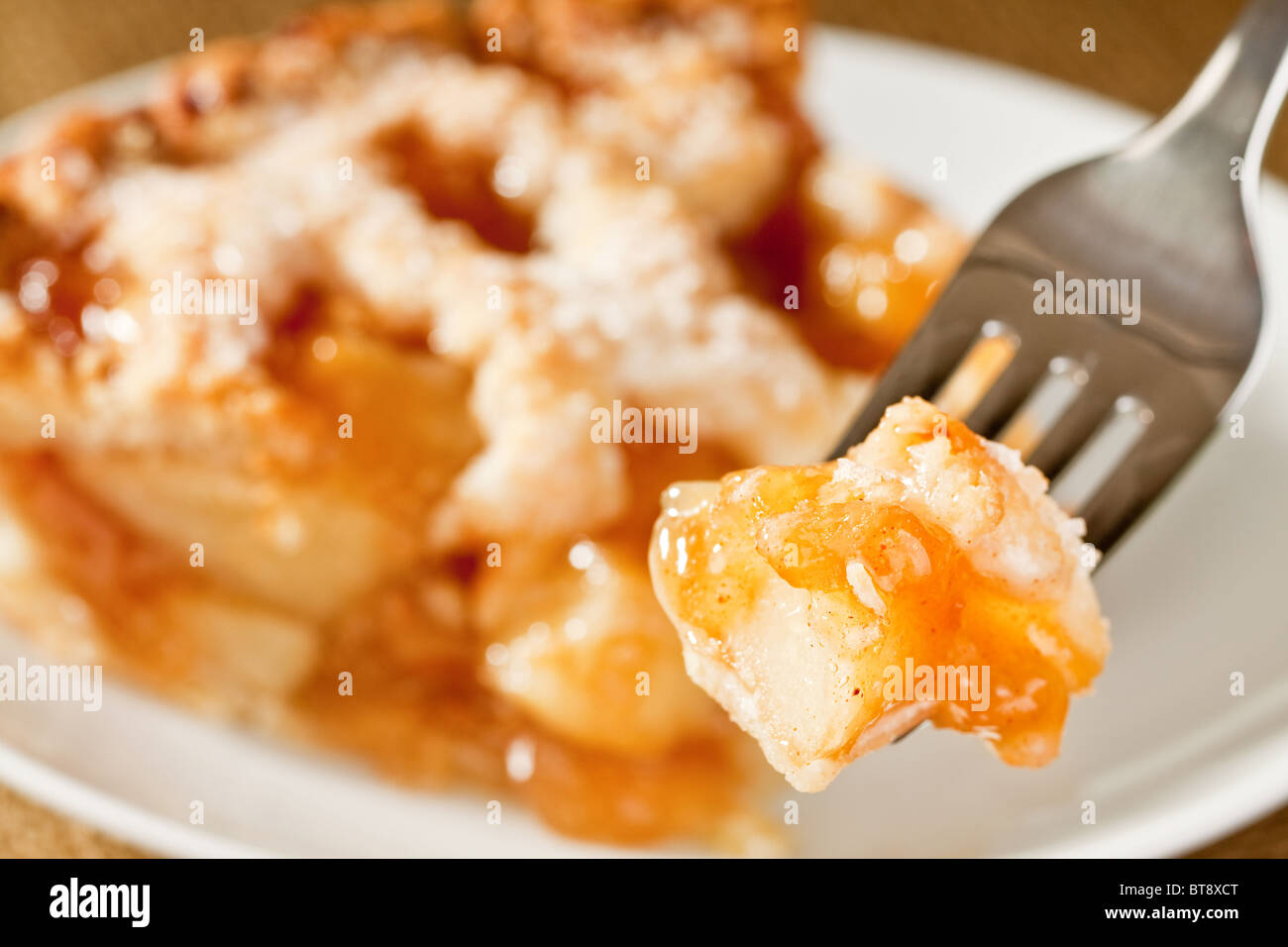 Morso del rustico deliziosa torta di mele sulla forcella Foto Stock