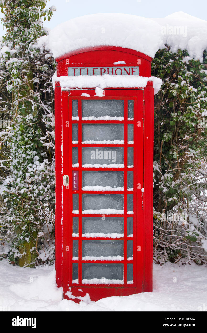 Un tradizionale rosso telefono britannico chiosco per la neve in inverno. Foto Stock