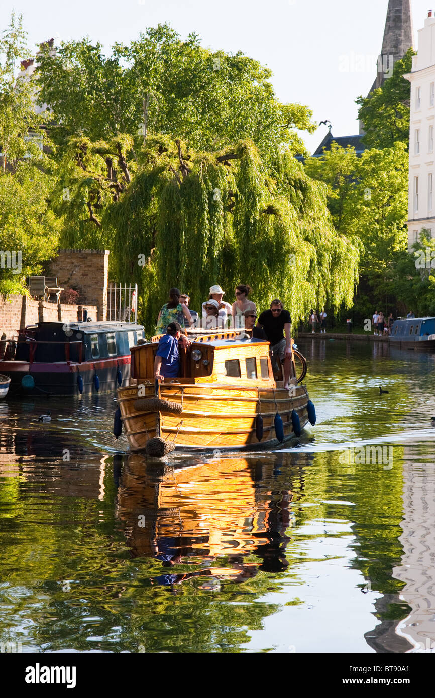 Trippers giorno su un battello del canale sul Regent's Canal, a Londra nel maggio 2010 Foto Stock