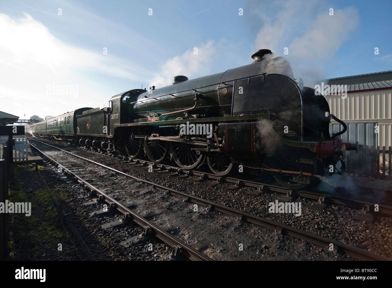 Sir Lamiel, N15 Classe, Regione meridionale locomotiva a vapore, Bluebell Railway, Sussex, Inghilterra Foto Stock