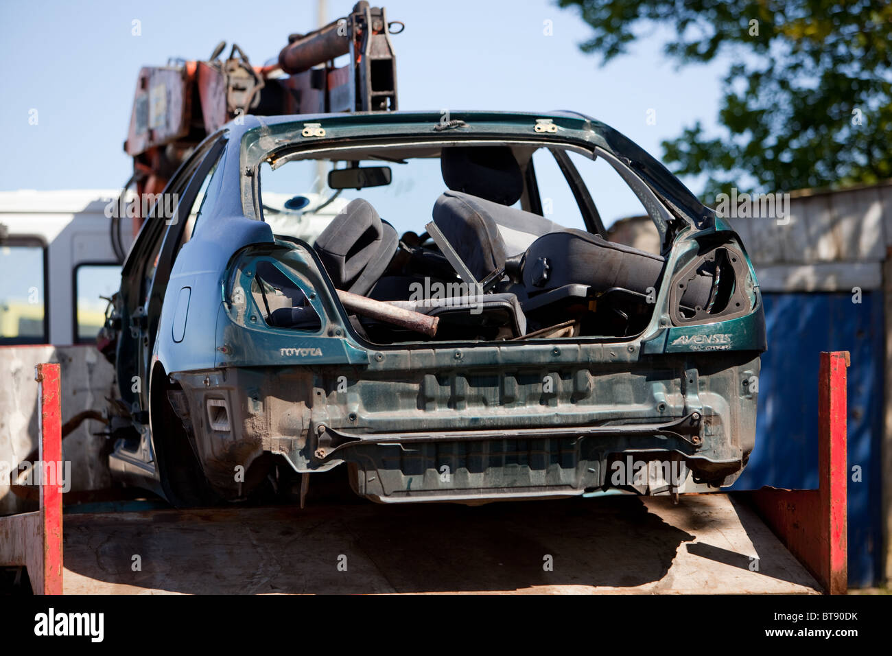 Rottamazione auto posto su camion per assunzione di rottami di cantiere. Foto Stock