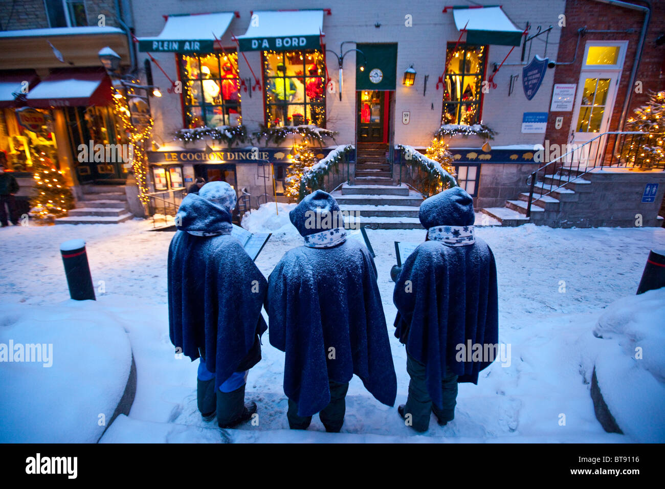 Christmas carolers su Rue du Petit Champlain nel basso Vecchia Quebec City, in Canada Foto Stock