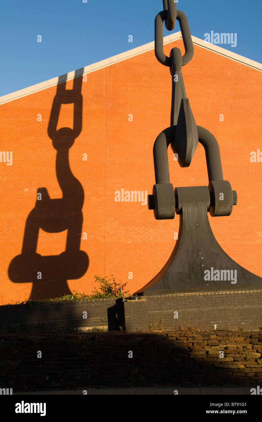 Skyhooks, una scultura di Brian è caduto a Trafford Park, Manchester, Inghilterra, Regno Unito Foto Stock