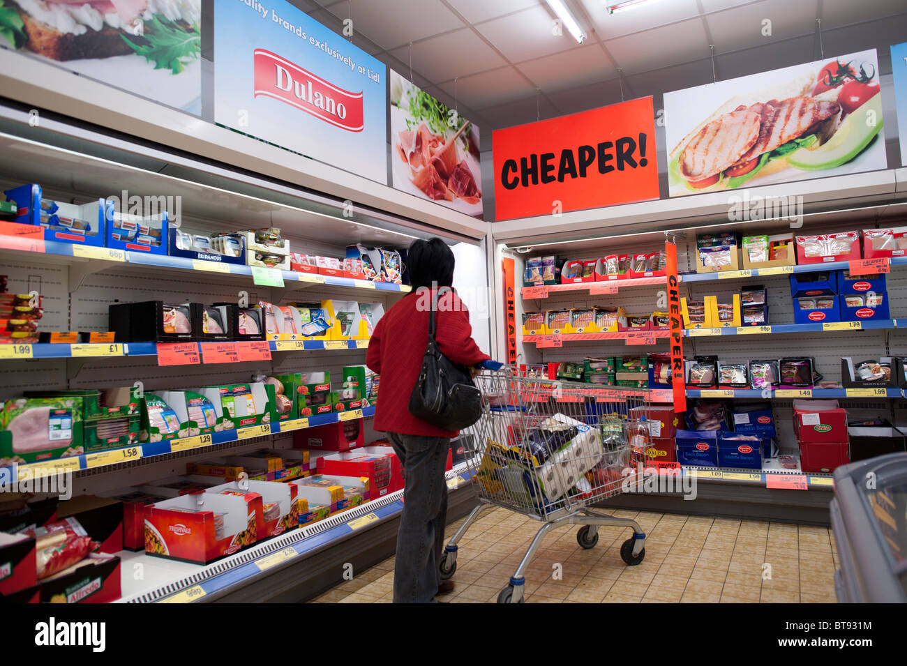 Una donna shopping affare per alimenti in sconto Lidl Supermercato UK Foto Stock