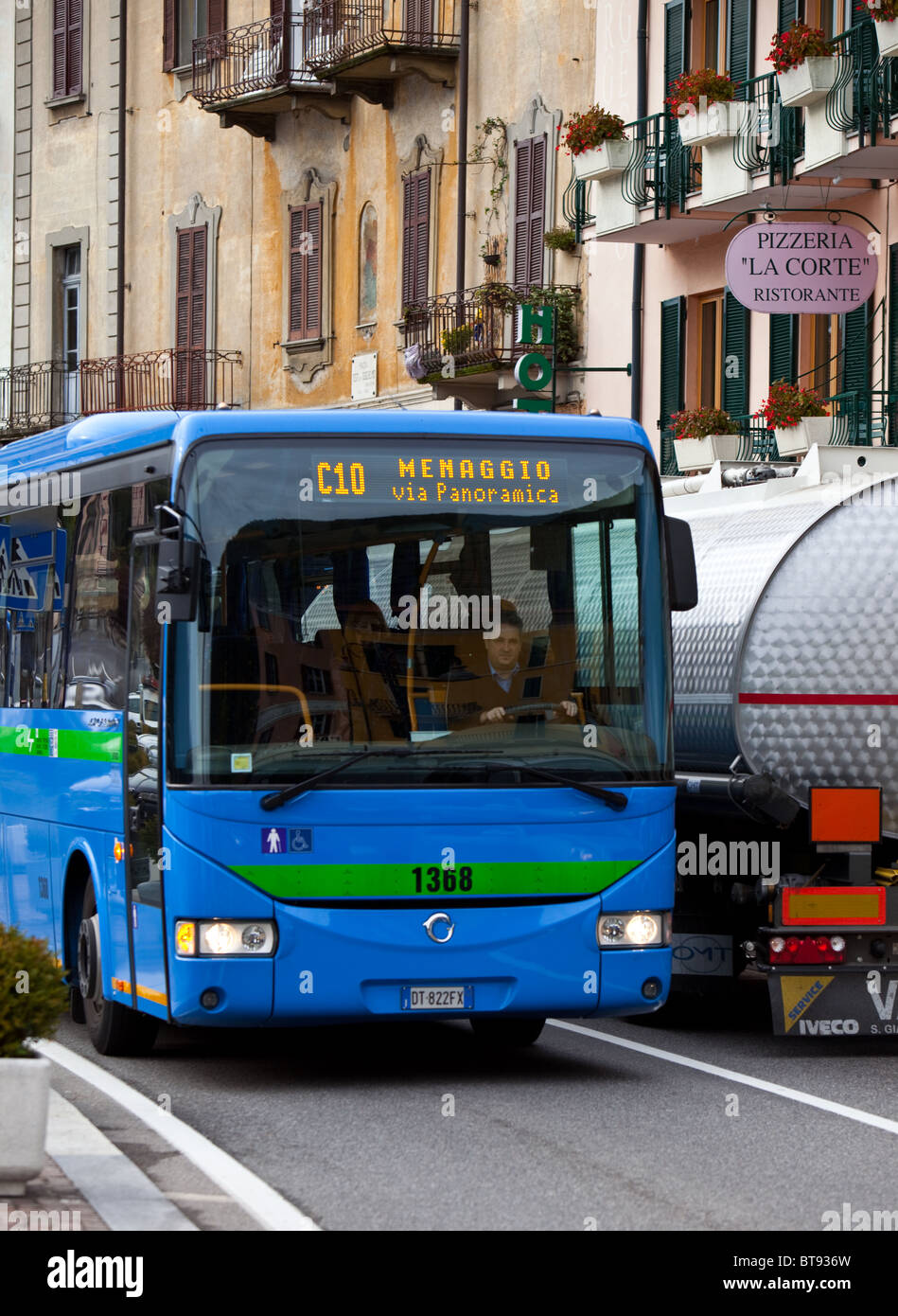 Servizio di autobus locale che passa attraverso Argegno.Il lago di Como Italia Foto Stock