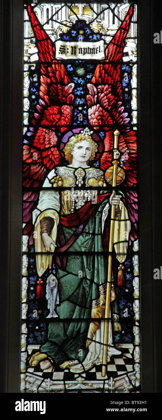 Una vetrata di Percy Bacon & Brothers raffigurante Arcangelo Raffaello, Chiesa di San Michele e di tutti gli Angeli, Marwood, Devon Foto Stock