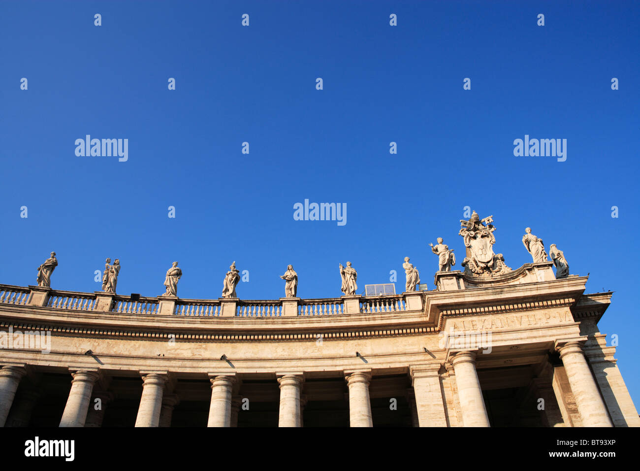 Colonnato e dettaglio di scultura di San Pietro a Roma. Foto Stock