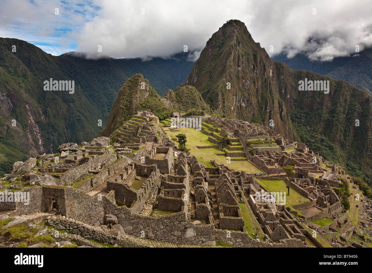 Huayanapichu (giovane montagna) nella distanza a Machu Picchu, l'antica "Città perduta degli Incas", costruito circa 1400 CA Foto Stock