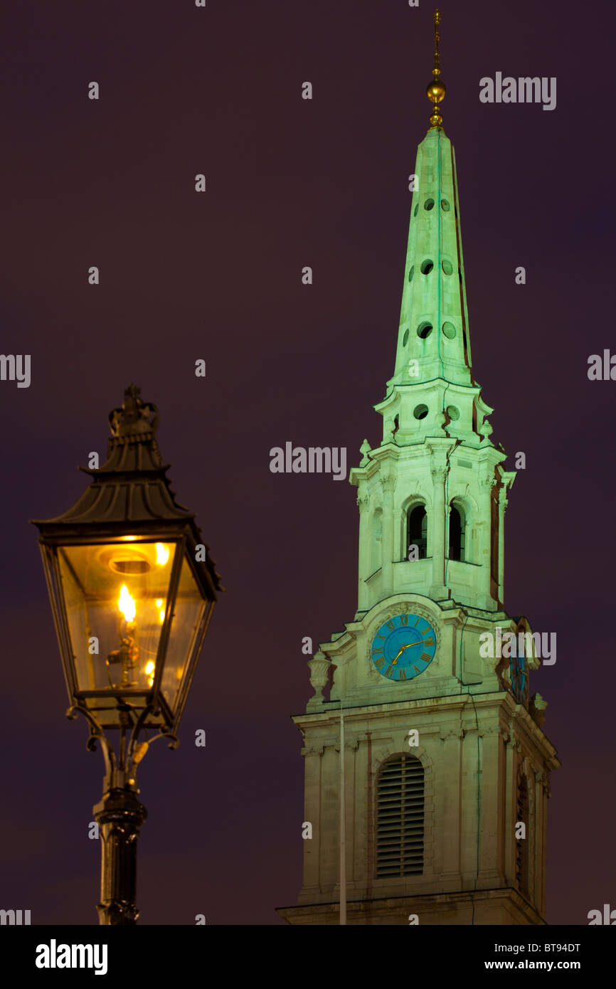 Inghilterra, Greater London, City of Westminster. Fiamma accesa la lampada di strada e chiesa guglia vicino a Trafalgar Square Foto Stock