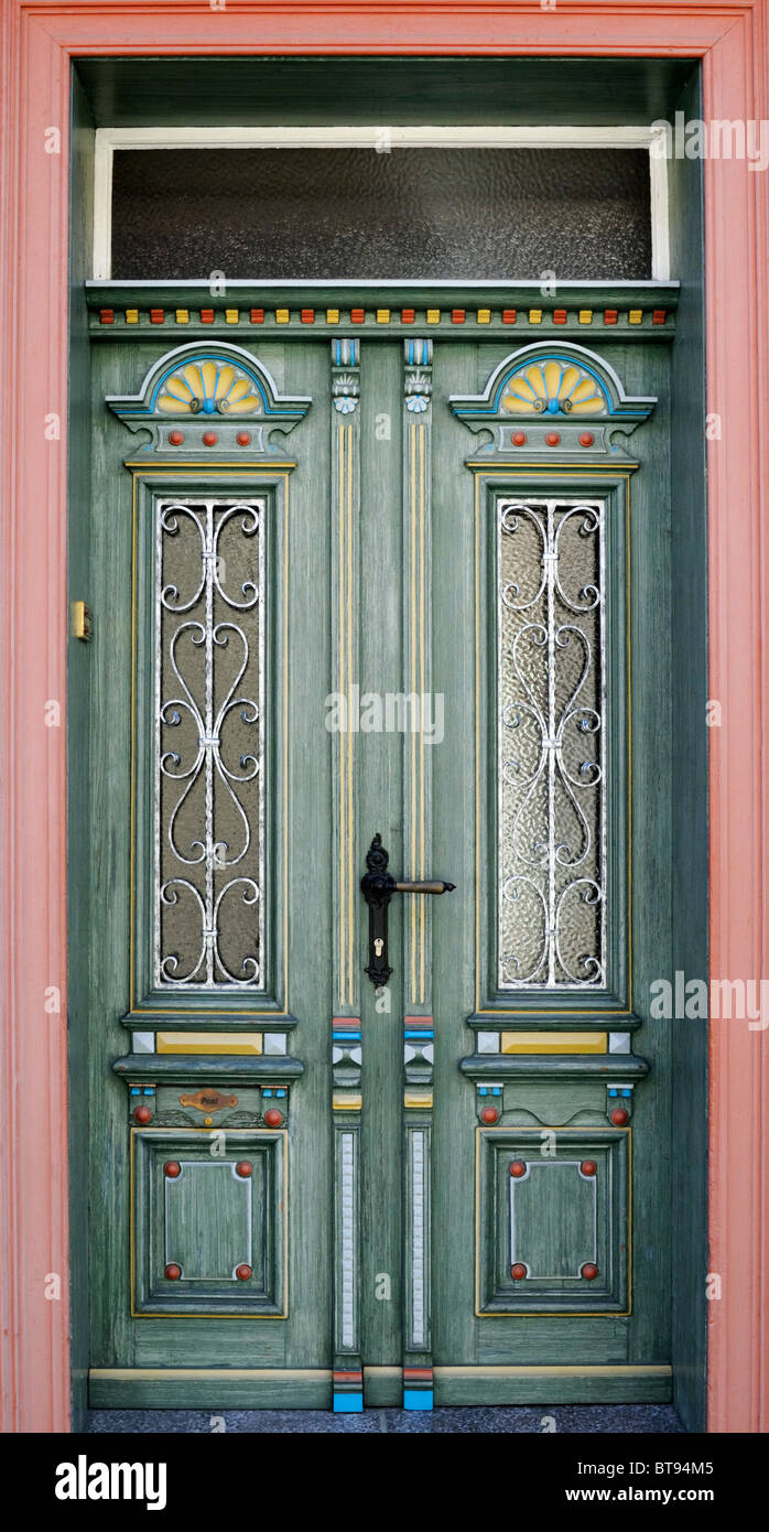 Dekorative Holztür, Wernigerode, Sachsen-Anhalt, Deutschland. - Decorative porta di legno, Wernigerode, Sassonia-Anhalt, Germania. Foto Stock