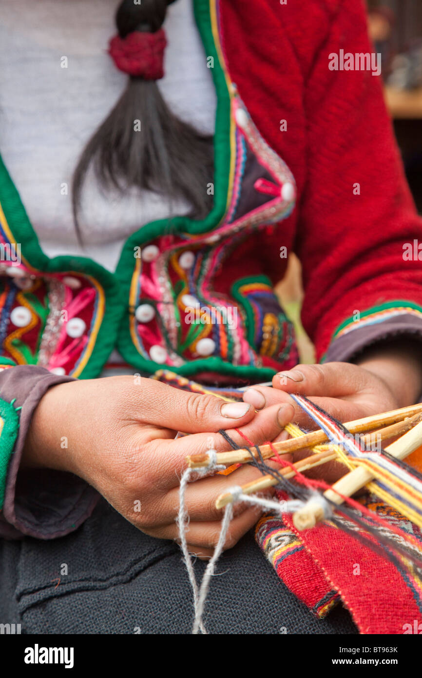 Il quechua donna lavora un telaio utilizzato per realizzare prodotti tessili, Cusco Peru, Sud America Foto Stock