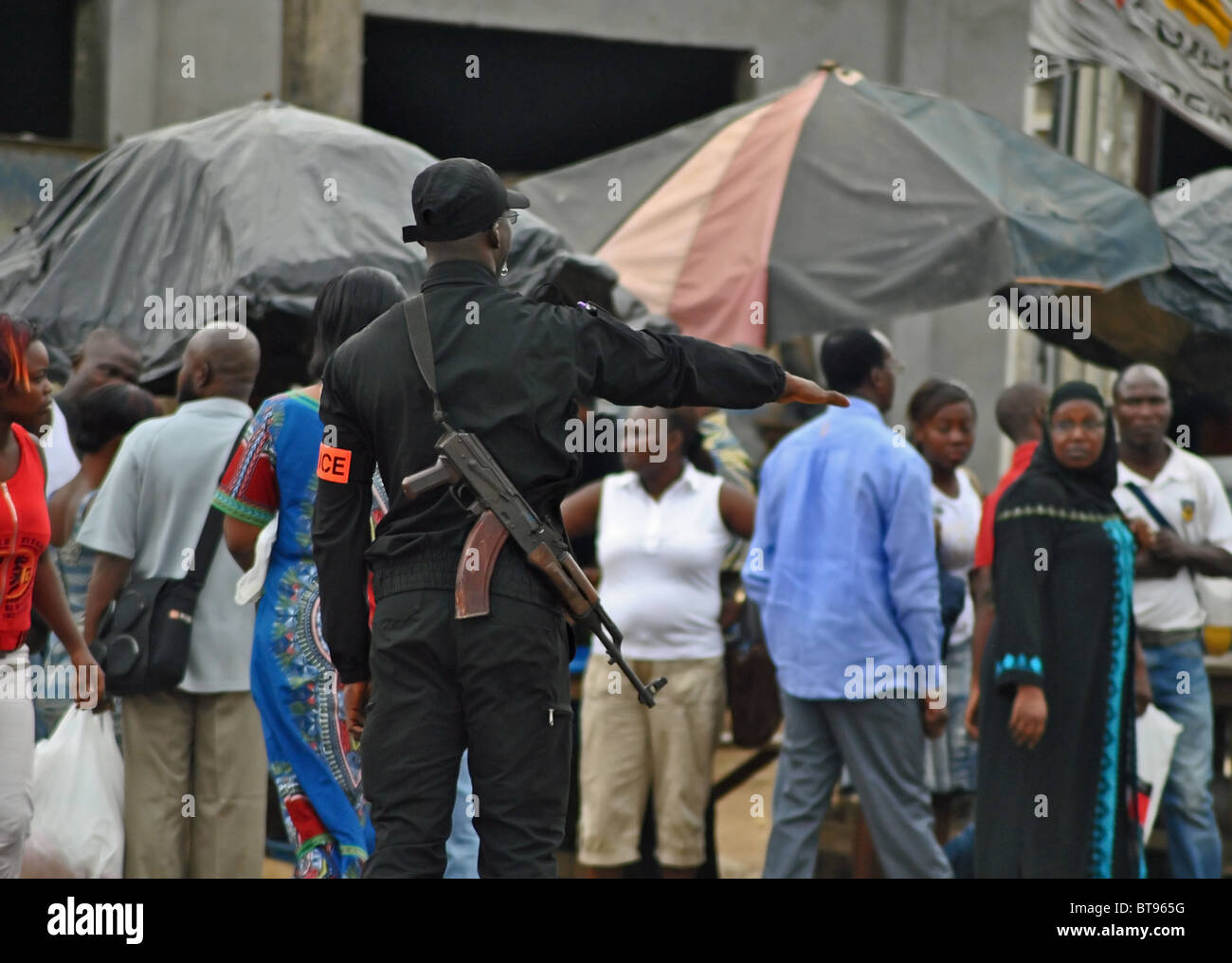 Poliziotto a una diga in Abidjan in Costa d Avorio, Africa occidentale Foto Stock