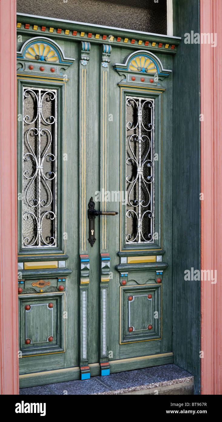 Tür mit Glaseinlage, Wernigerode, Sachsen-Anhalt, Deutschland. - Porta con inserto in vetro, Wernigerode, Sassonia-Anhalt, Germania. Foto Stock