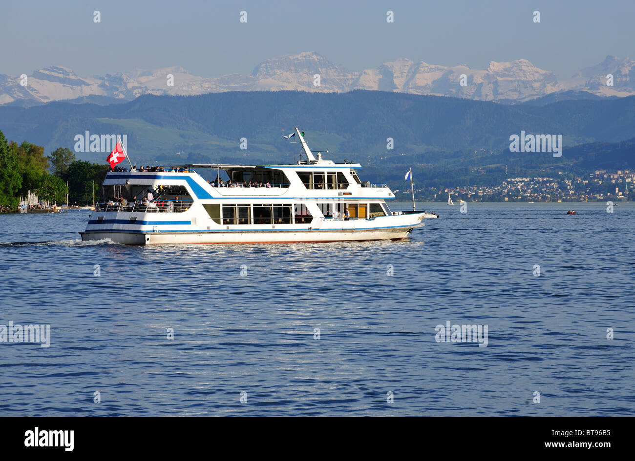 Tour in Barca Uetliberg su un viaggio di andata e ritorno sul lago di Zurigo, Zurigo, Svizzera, Europa Foto Stock