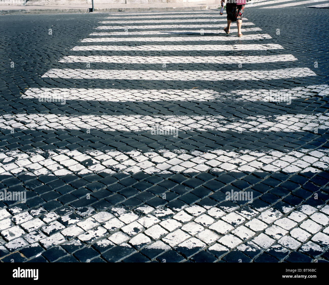Zebra crossing / crosswalk verniciata a ciottoli della Via della Conciliazione che conduce alla Basilica di San Pietro a Roma Foto Stock