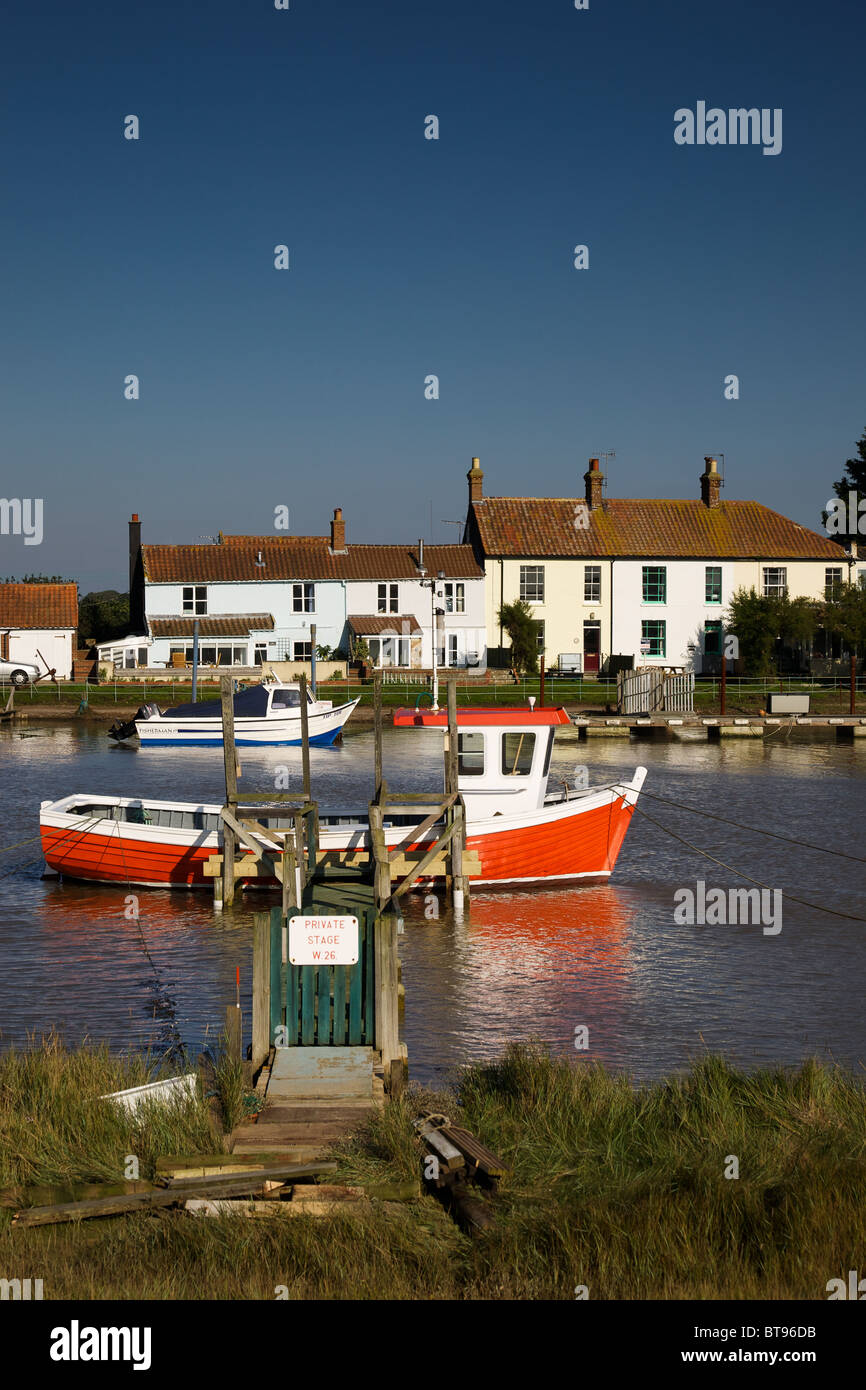 Gli ormeggi delle barche sul Fiume Blyth a Walberswick sulla costa di Suffolk Foto Stock