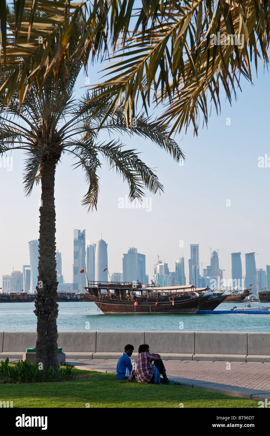 Vista di Doha in Qatar con barche e sullo skyline Foto Stock