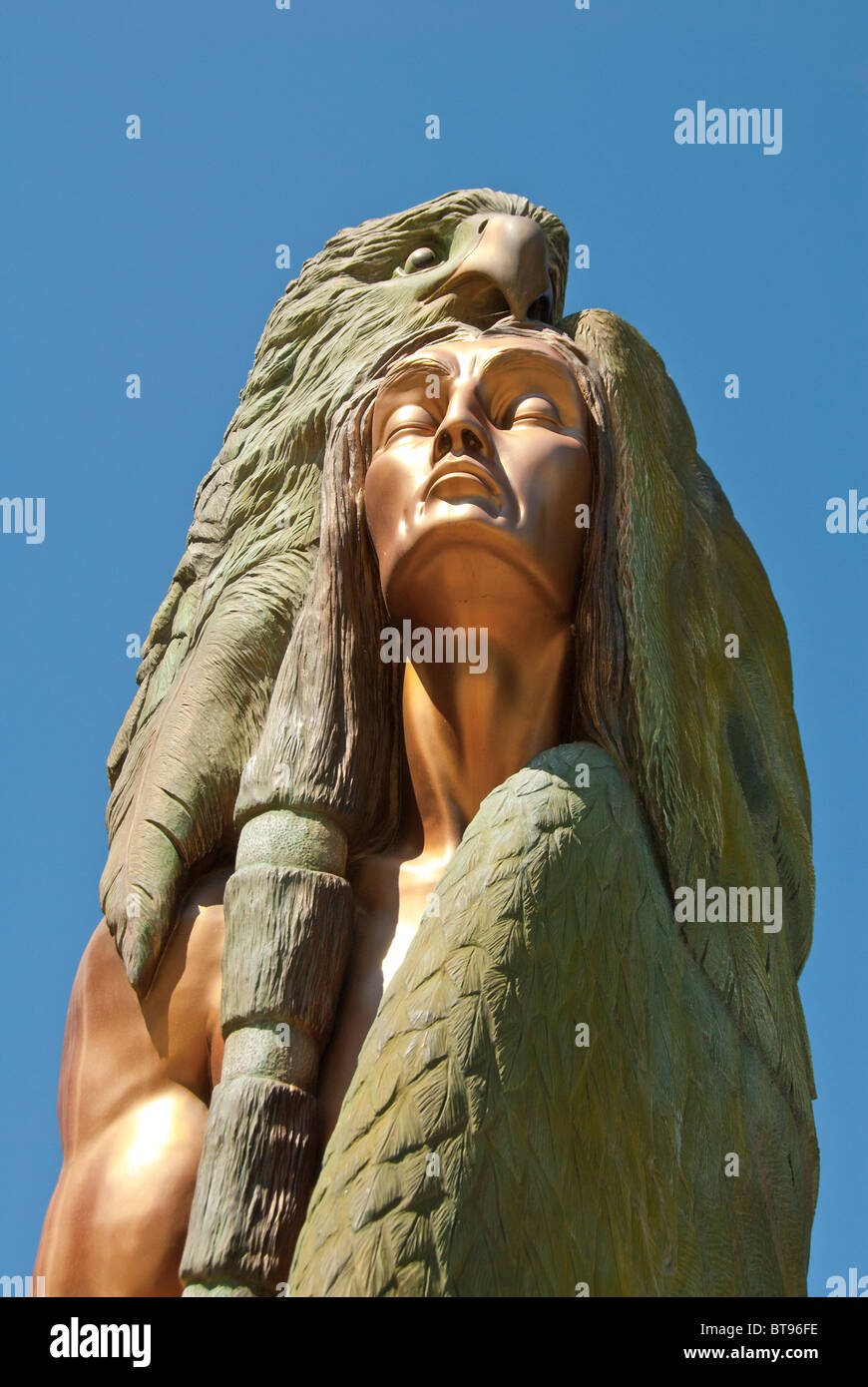 Viaggiare il monumento in bronzo da Francesco Jansen di un nativo americano e l'Aquila, cherokee, North Carolina, STATI UNITI D'AMERICA Foto Stock