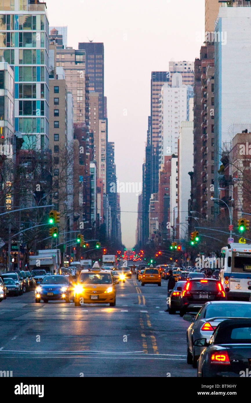 Il traffico nel East Village, Manhattan, New York Foto Stock