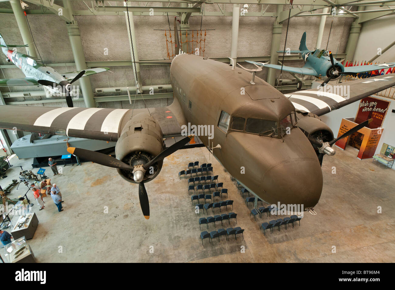 In Louisiana, New Orleans, la Nazionale Museo della seconda guerra mondiale, Douglas C-47 Dakota, trasporti aliante il traino aeromobili in D-Day iscrizioni Foto Stock