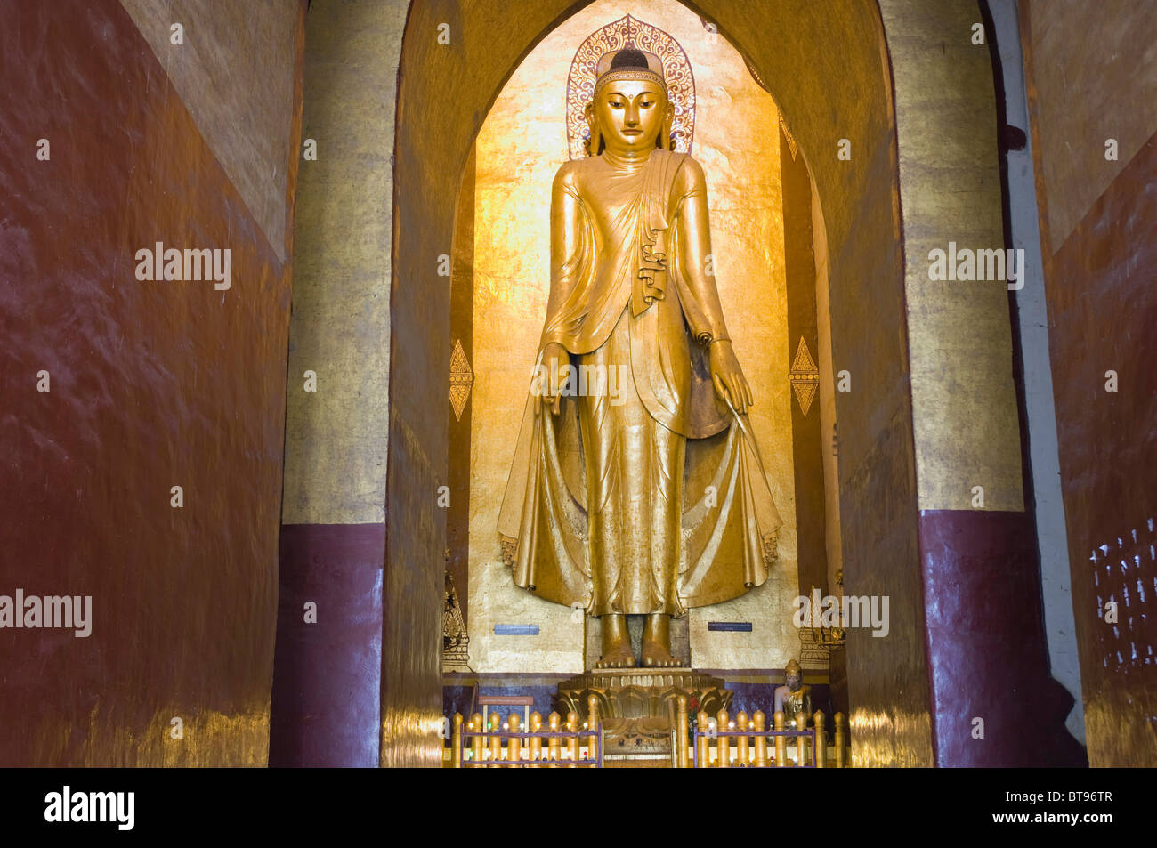 Il Buddha nel tempio di Ananda, Old Bagan, pagano, birmania, myanmar, Asia Foto Stock