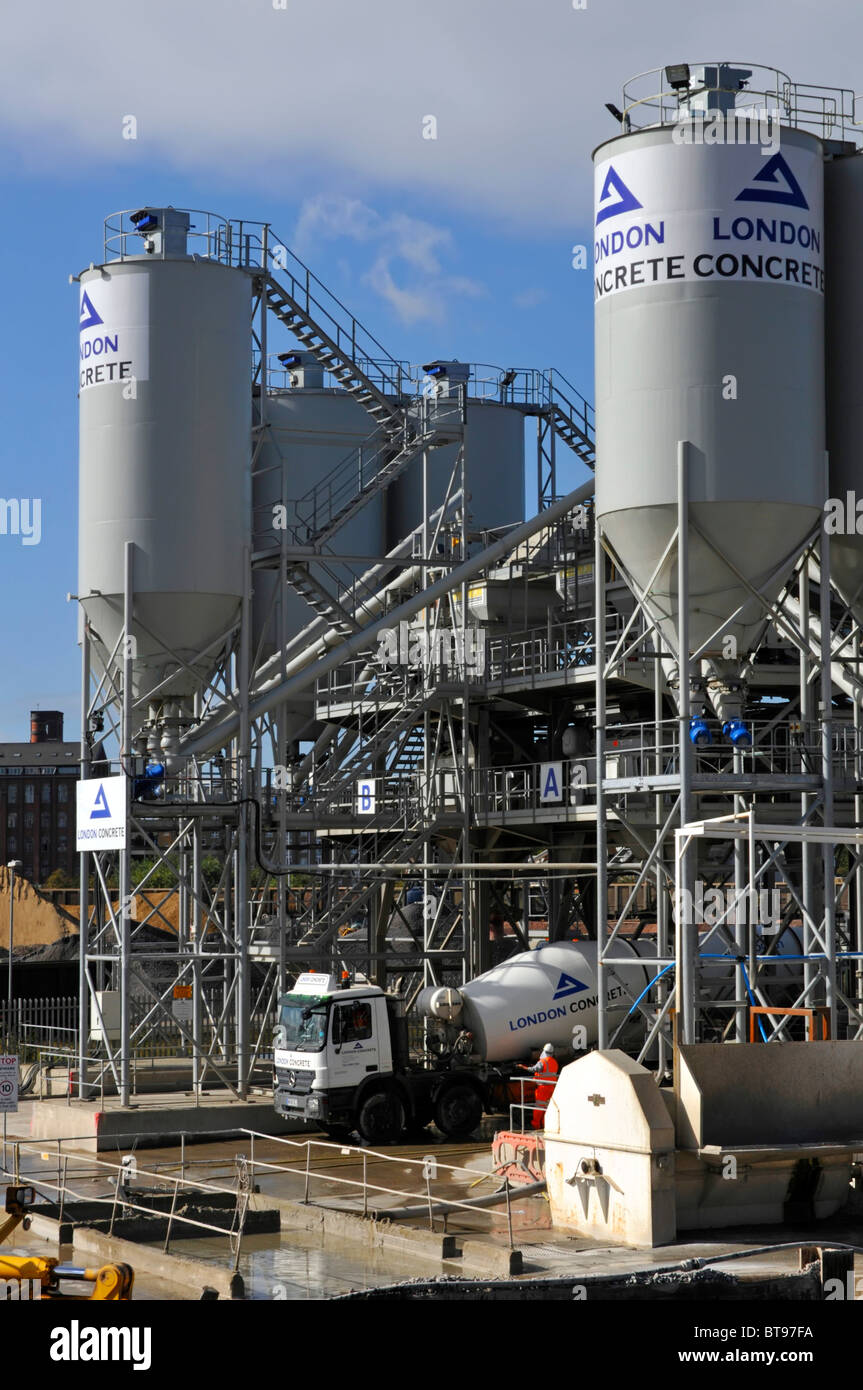 Deposito di distribuzione di calcestruzzo industriale con silos di cemento stoccaggio di inerti e consegna di betoniere camion Stratford East London Inghilterra UK Foto Stock