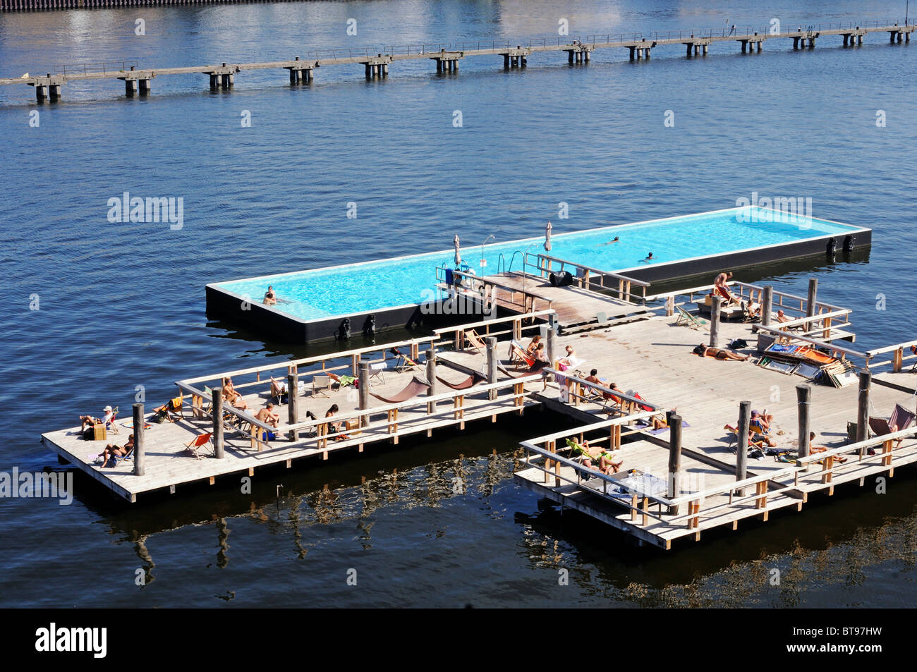 Vista della porta est e il galleggiante Badeschiff piscina dell'Arena venue, Berlin-Treptow, Germania, Europa Foto Stock