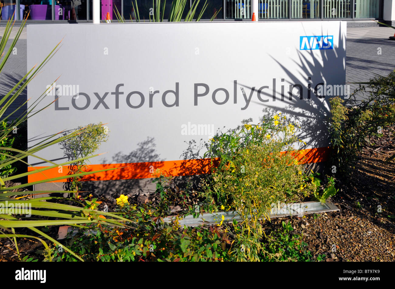 Cartello NHS Loxford Polyclinic una clinica e struttura sanitaria primo poliambulatorio costruito appositamente nel Regno Unito a Ilford Londra Borough di Redbridge Inghilterra Regno Unito Foto Stock