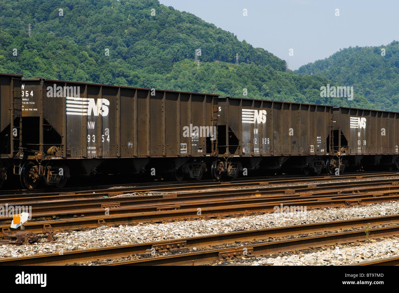 Un treno di Norfolk Southern vetture di carbone nella Dickinson cantiere ferroviario vicino a sud di Charleston, West Virginia su un vago, nuvoloso giorno. Foto Stock
