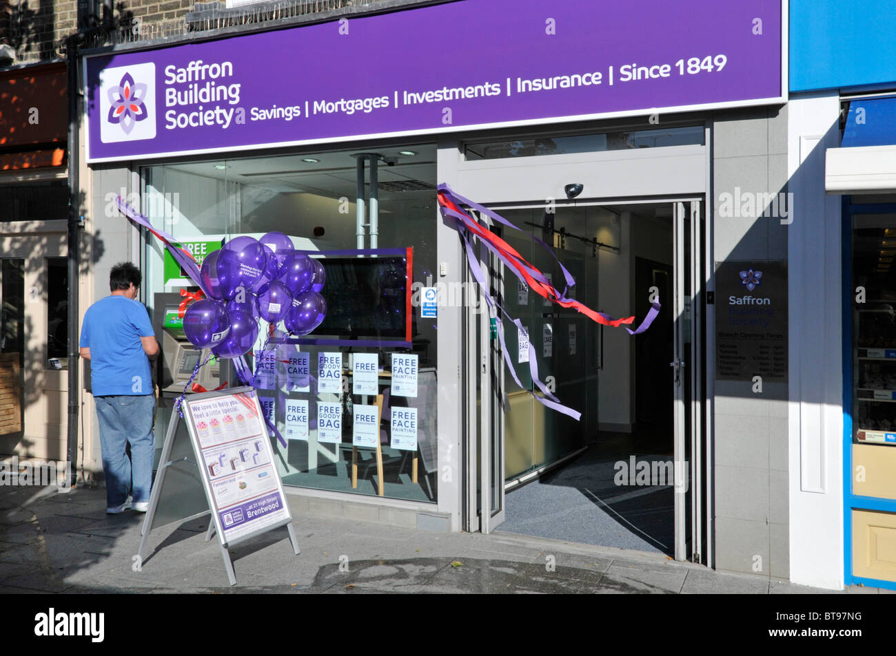 Saffron Building Society, sede di una filiale locale, apertura di eventi, decorazioni sul fronte del negozio dopo lavori di ristrutturazione a High Street, Brentwood, Essex, Inghilterra, Regno Unito Foto Stock