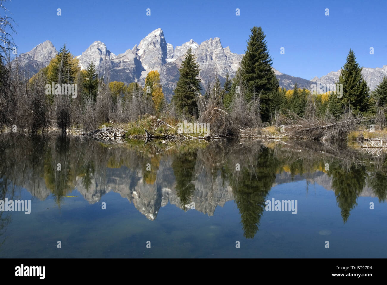 Grand Tetons con la riflessione in Snake River Foto Stock