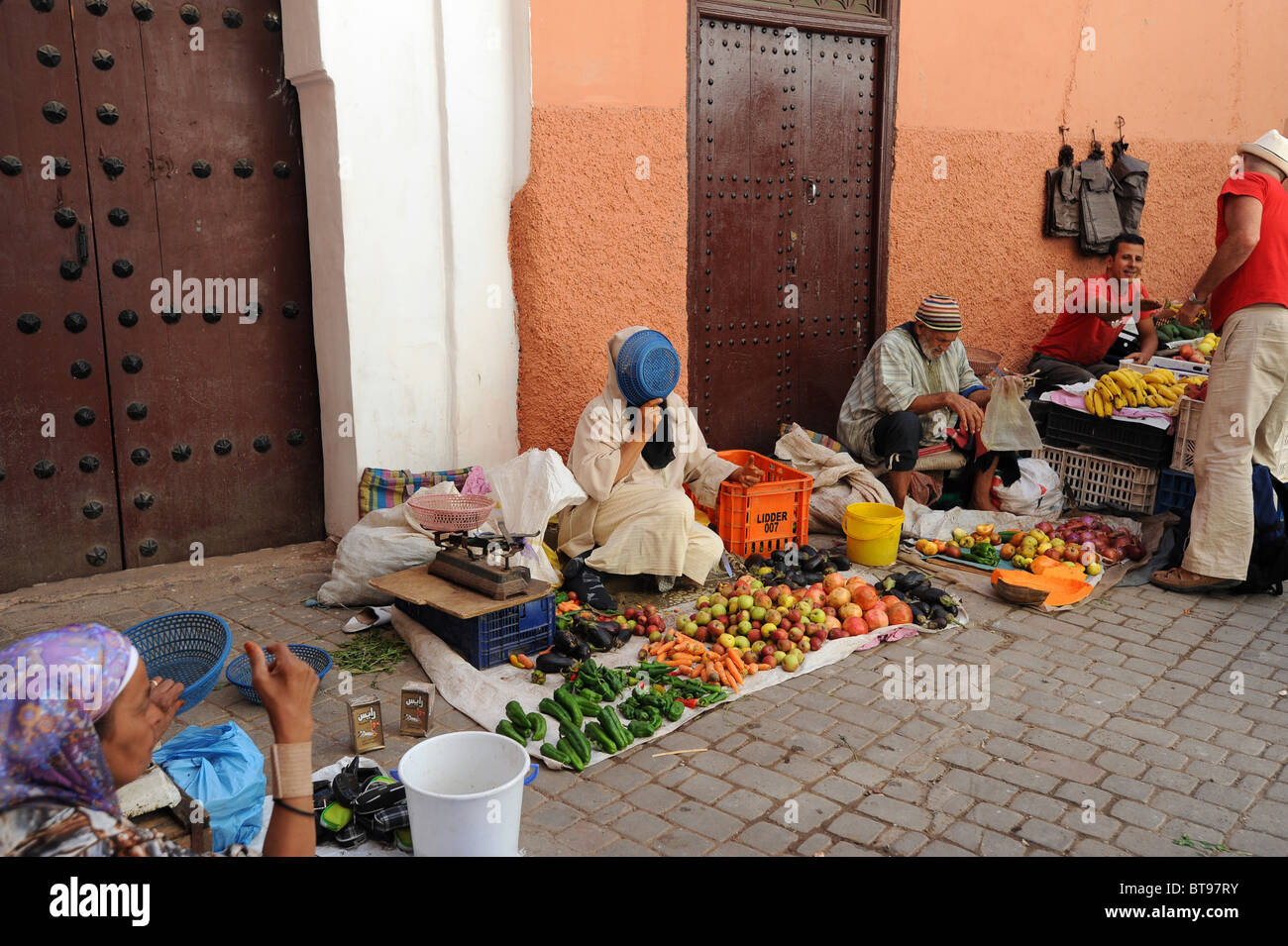 La frutta e la verdura in venditori Djamaa El Fna a Marrakech Foto Stock
