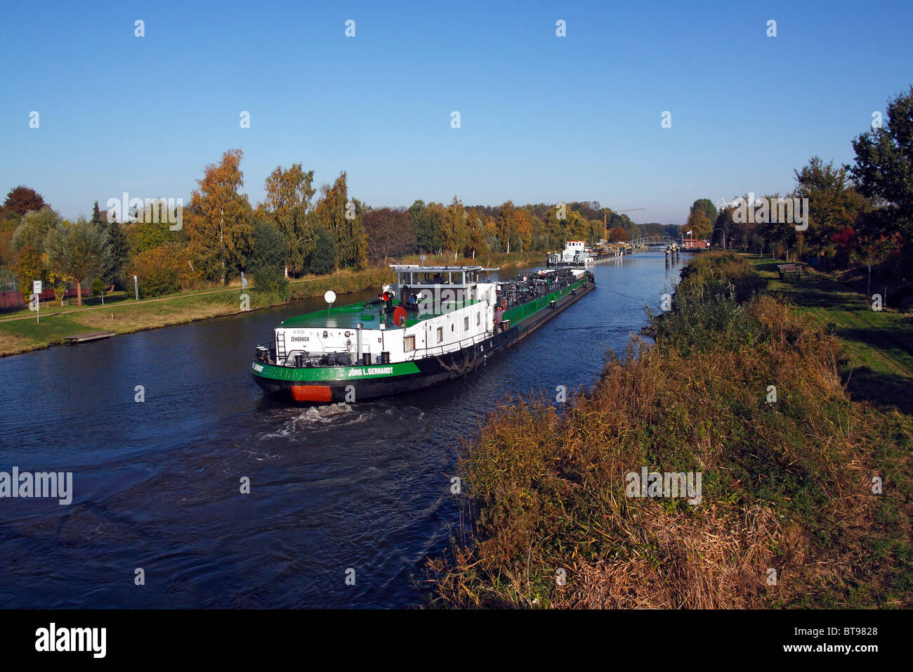 Navi sul canale Elbe-Luebeck nella parte anteriore del blocco Berkenthin, Kreis Herzogtum Lauenburg distretto, Schleswig-Holstein Foto Stock