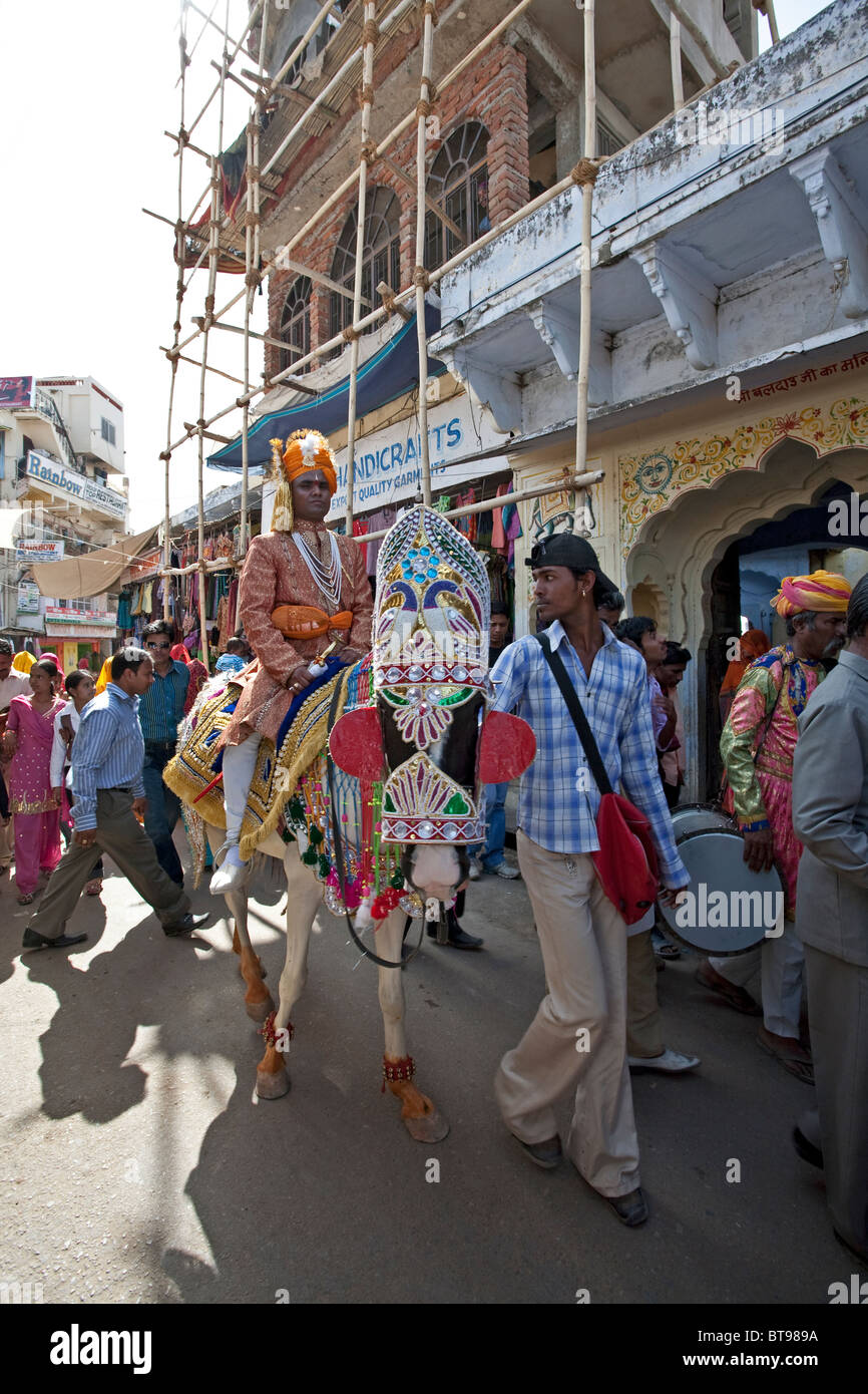 Sposo indiano sulla strada alla casa del bride. Tradizionale Matrimonio indiano. Pushkar. Il Rajasthan. India Foto Stock