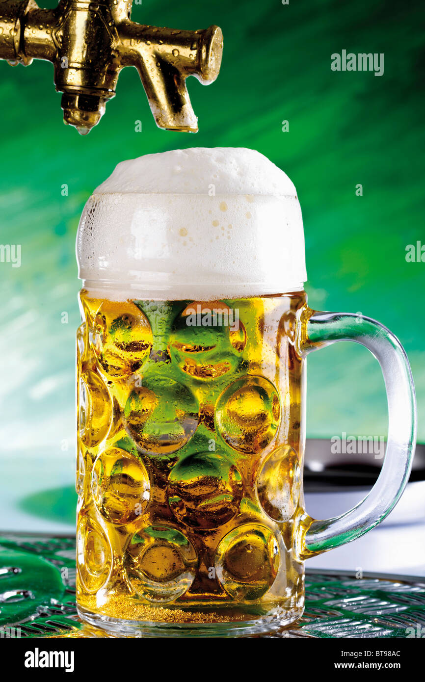 Una pinta di birra sotto il rubinetto Foto Stock