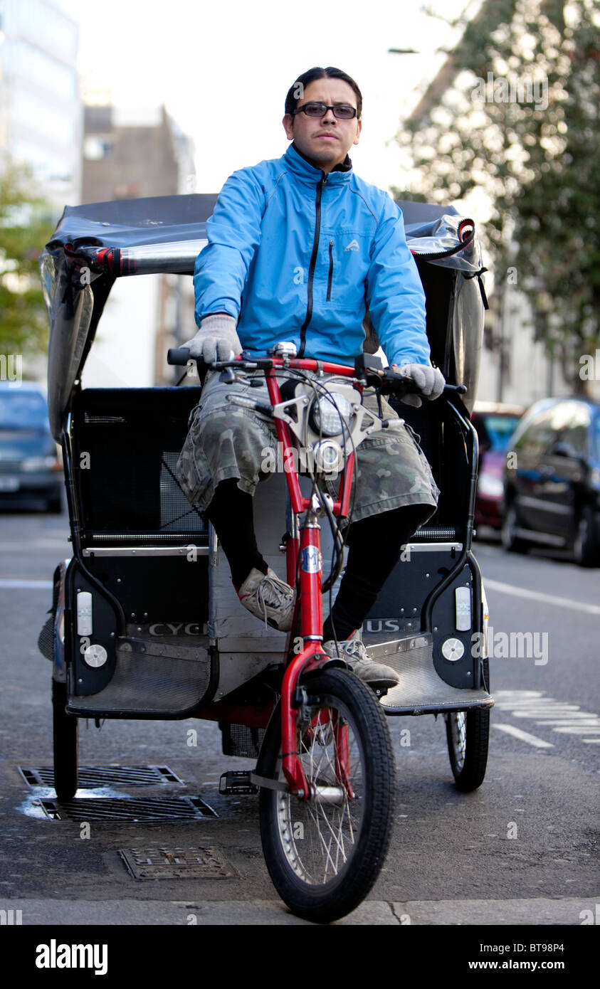 A piena lunghezza Ritratto di un pedicab rider, London, England, Regno Unito Foto Stock