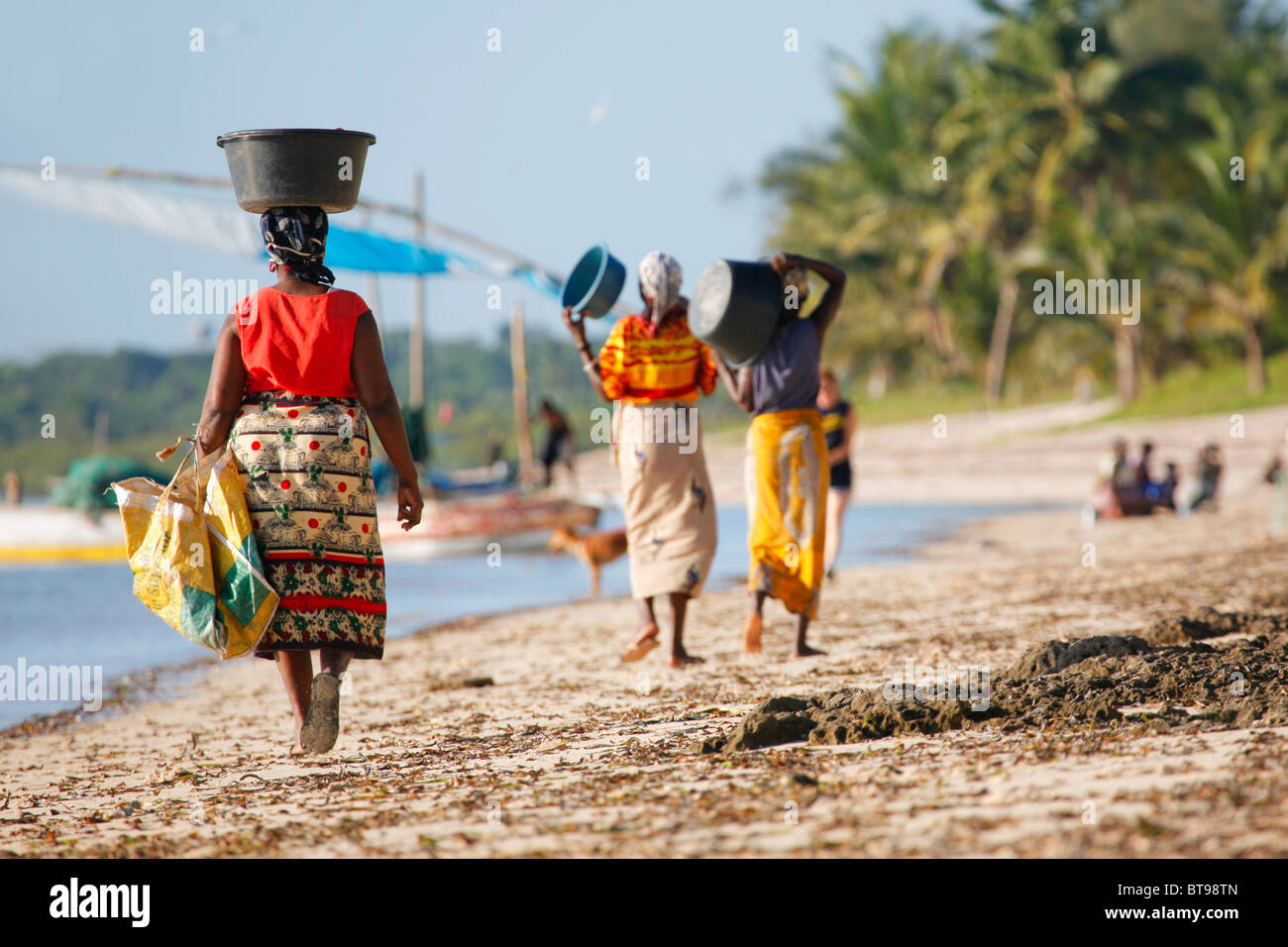 La voce della donna verso il basso per le barche da pesca per ordinare attraverso i giorni le catture a Vilanculos beach in Mozambico Foto Stock