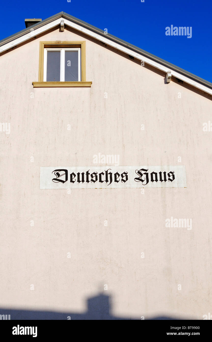 Pensione con la scritta 'Deutsches Haus', 'casa tedesca', Lohme village, penisola Jasmund, Ruegen Isola Foto Stock