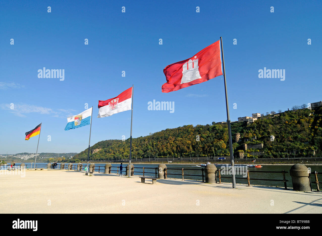 Bandiere, i flag di stato, Deutsches Eck, angolo tedesco, della Mosella, Reno, confluenza, Patrimonio Mondiale UNESCO Kulturlandschaft Oberes Foto Stock