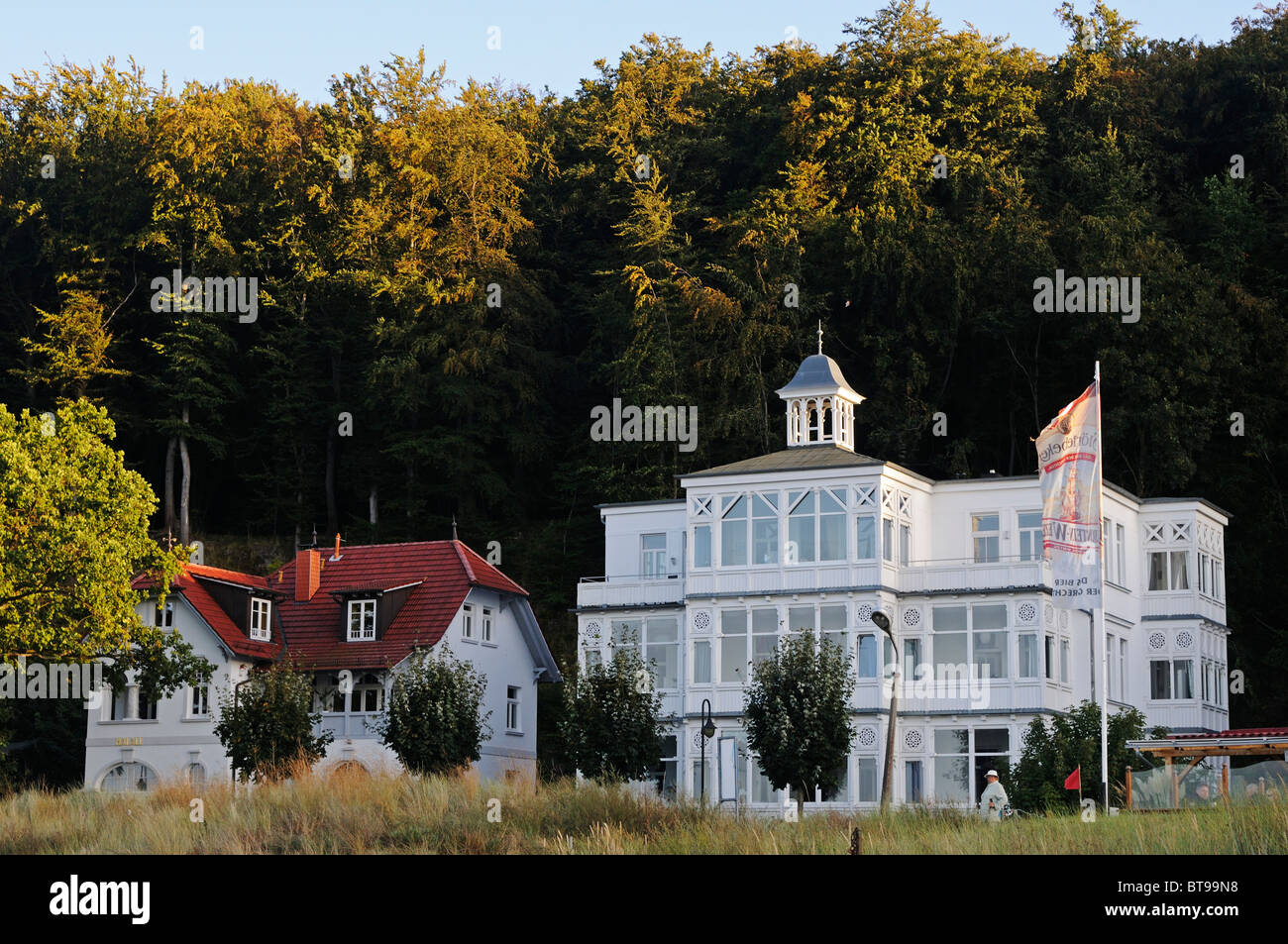 Ville in riva al mare-resort in stile architettonico presso la passeggiata sulla spiaggia del Mar Baltico resort Binz, Ruegen Isola Foto Stock