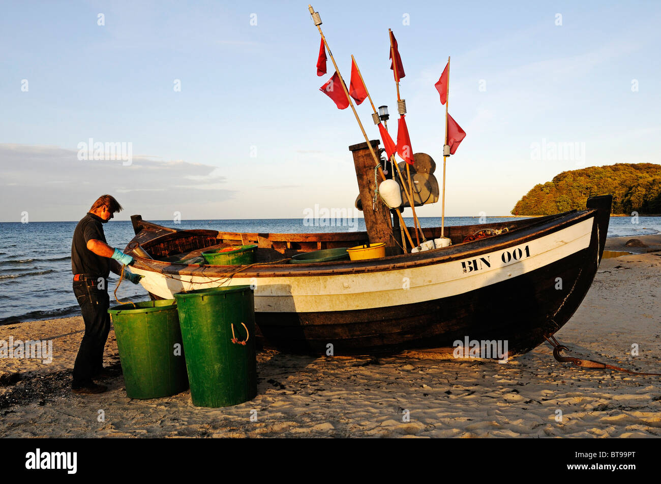 Pulizia del pescatore le sue reti nella luce della sera, Baltico resort Binz, Ruegen Isola, Meclemburgo-Pomerania Occidentale Foto Stock